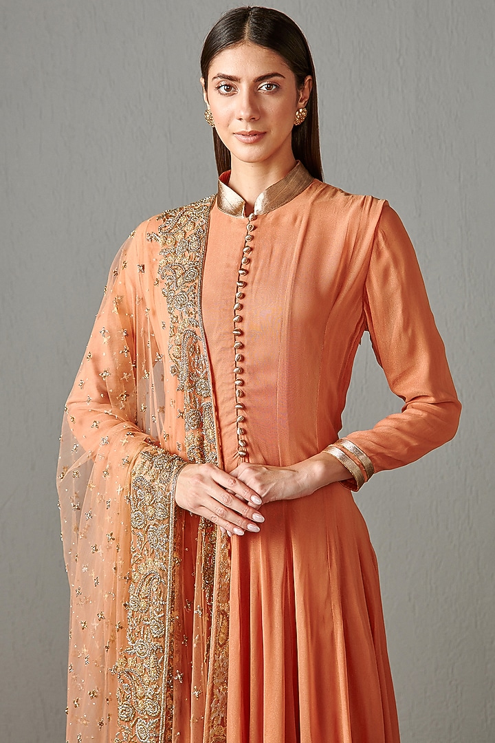 Peach Embroidered Kurta Set by Rabani & Rakha at Pernia's Pop Up Shop