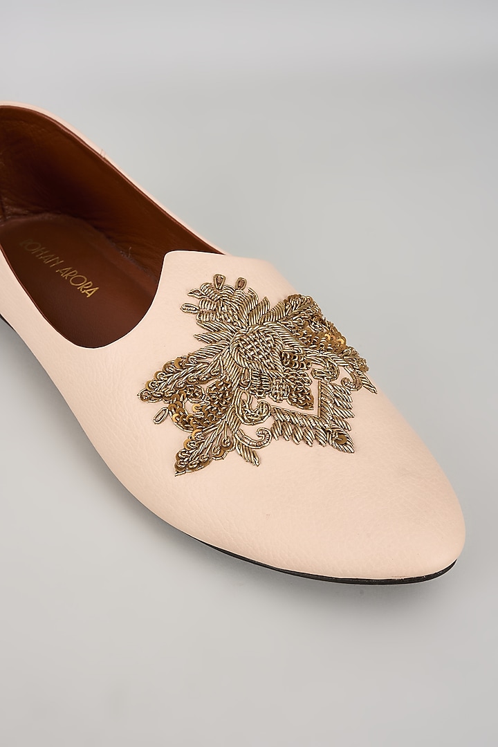 Ivory Leather Zardosi Embroidered Mojris by ROHAN ARORA at Pernia's Pop Up Shop