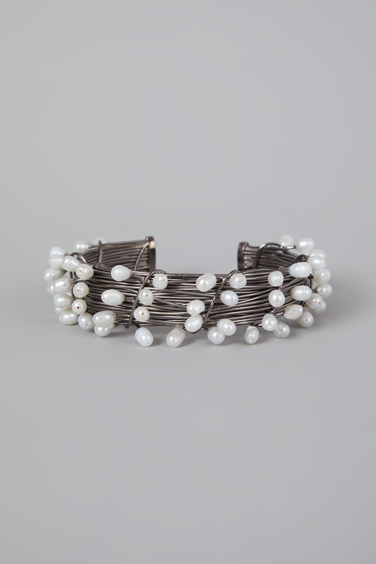 handbolsa with pearl handle