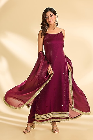 Maroon Shimmer Wrinkled Tissue Crepe Lace Work Kurta Set by Roohbab