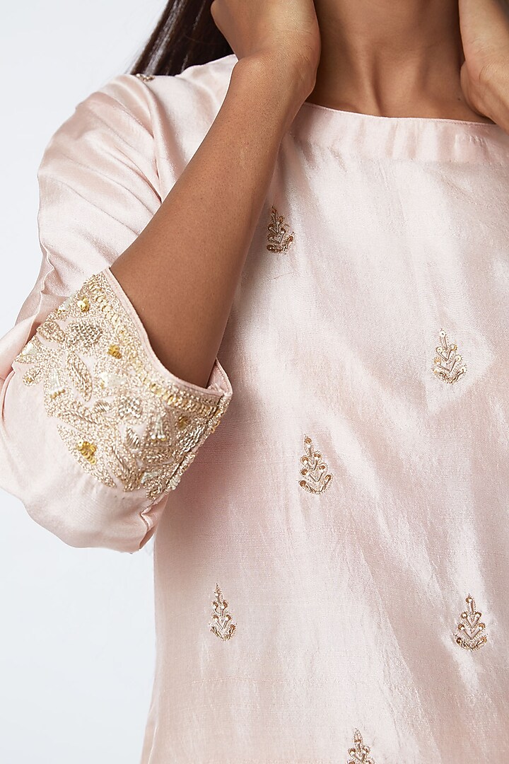 Pink Hand Embroidered Kurta Set by Romaa at Pernia's Pop Up Shop