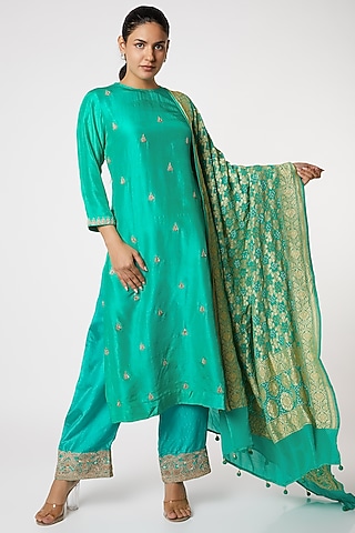 Green Hand Embroidered Kurta Set by Romaa