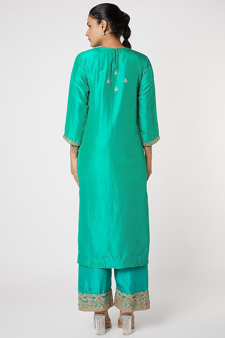 Green Hand Embroidered Kurta Set by Romaa at Pernia's Pop Up Shop