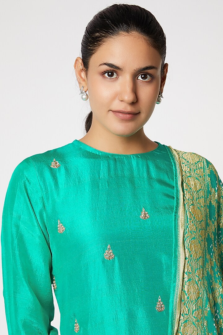 Green Hand Embroidered Kurta Set by Romaa at Pernia's Pop Up Shop