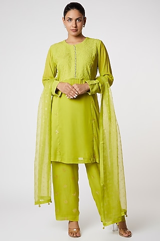Green Hand Embroidered Kurta Set by Romaa