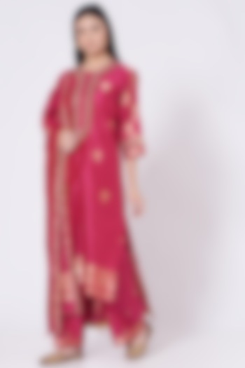 Red Hand Embroidered Kurta Set by Romaa