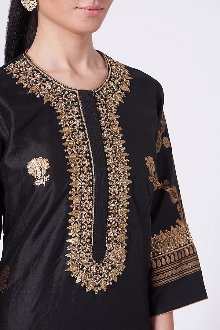 Black Hand Embroidered Kurta Set by Romaa at Pernia's Pop Up Shop