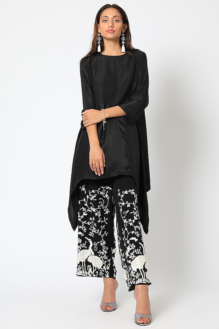 Black Embroidered Kurta With Pants by Romaa