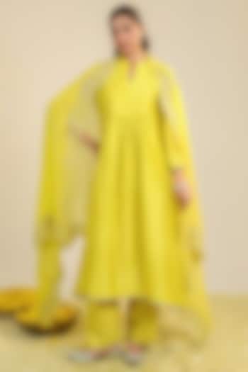 Yellow Viscose Raw Silk Zari Embroidered Kurta Set by RoohbyRidhimaa at Pernia's Pop Up Shop