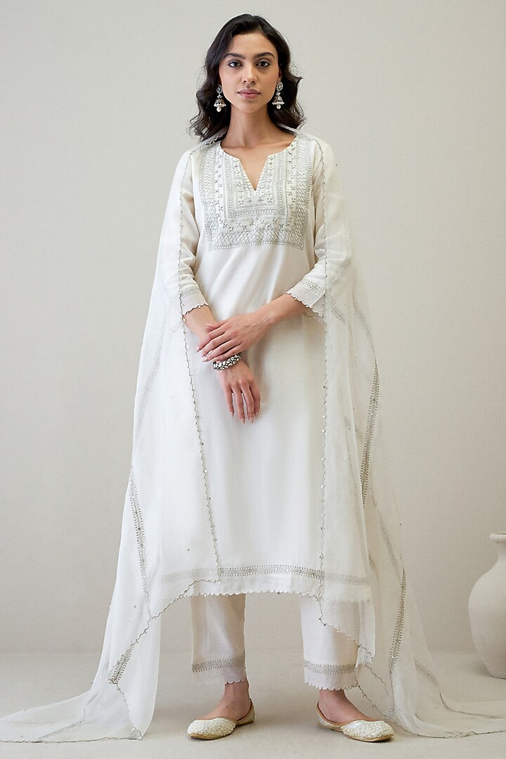 Off-White Silk Chanderi Zari Hand Embroidered Kurta Set by RoohbyRidhimaa at Pernia's Pop Up Shop