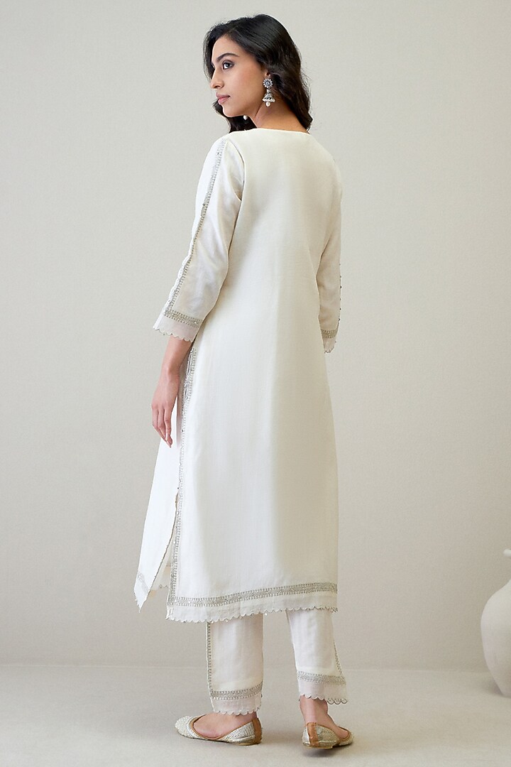 Off-White Silk Chanderi Zari Hand Embroidered Kurta Set by RoohbyRidhimaa at Pernia's Pop Up Shop