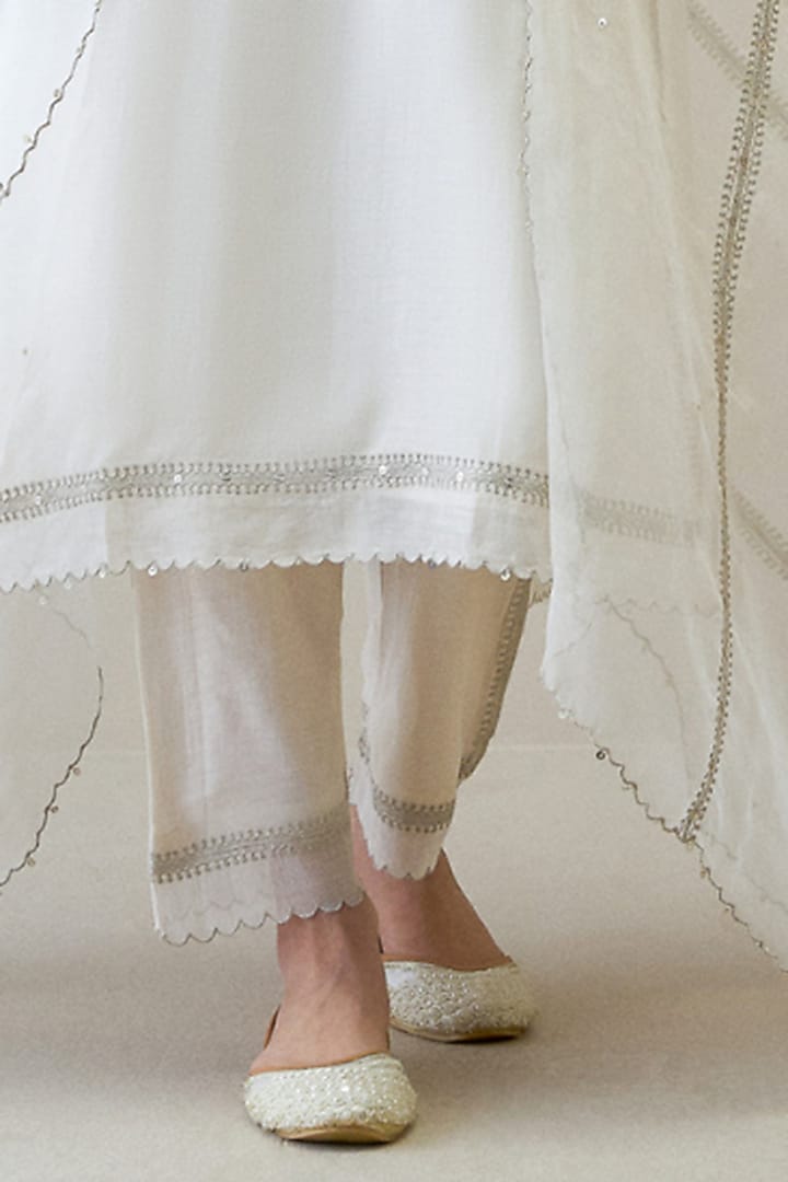 Off-White Silk Chanderi Zari Hand Embroidered Kurta Set by RoohbyRidhimaa at Pernia's Pop Up Shop