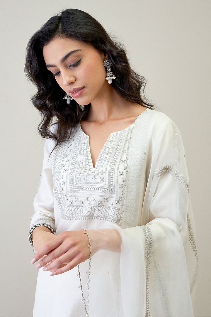 Off-White Silk Chanderi Zari Hand Embroidered Kurta Set by RoohbyRidhimaa at Pernia's Pop Up Shop