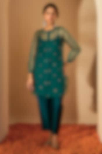 Pine Green Pure Silk Organza & Viscose Raw Silk Sequins Hand Embroidered Kurta Set by Rooh By Ridhimaa at Pernia's Pop Up Shop