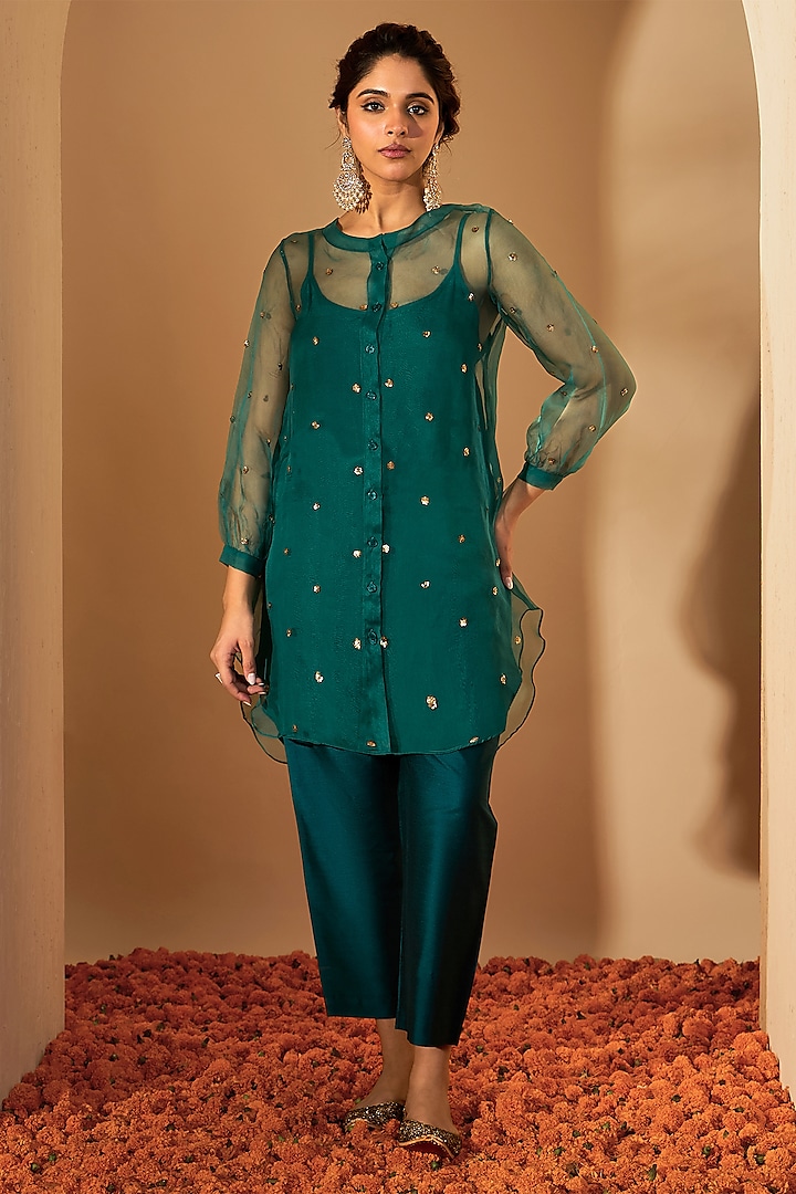 Pine Green Pure Silk Organza & Viscose Raw Silk Sequins Hand Embroidered Kurta Set by Rooh By Ridhimaa at Pernia's Pop Up Shop