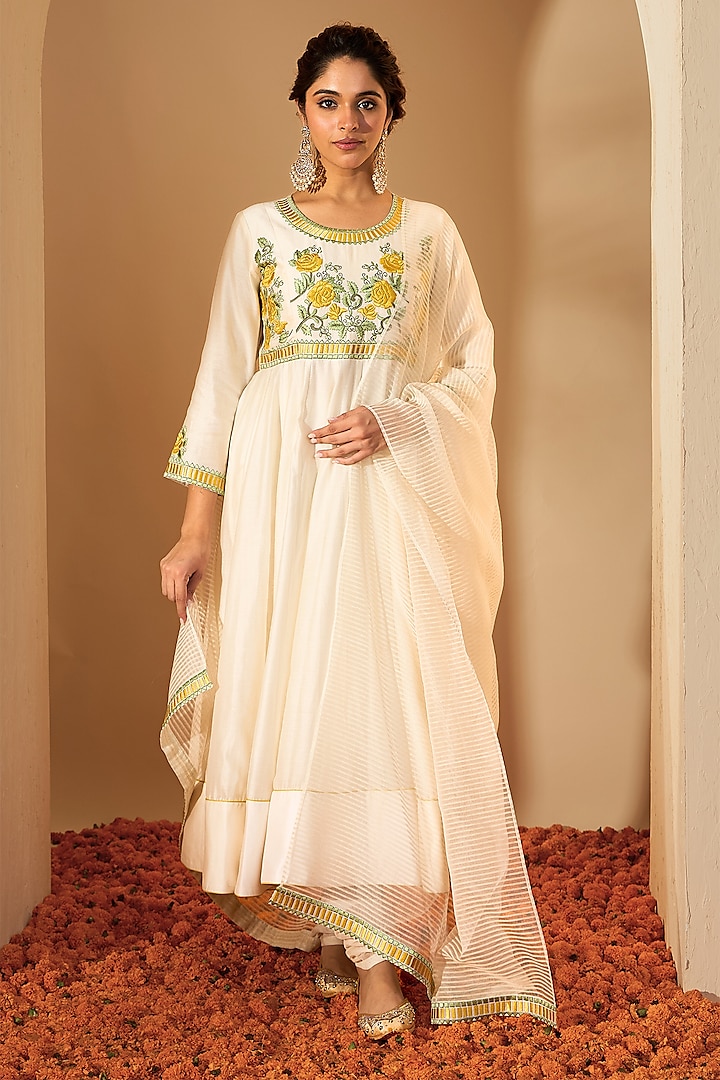 Off-White Pure Silk Chanderi Floral Embroidered Anarkali Set by Rooh By Ridhimaa at Pernia's Pop Up Shop