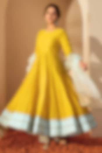 Mustard Yellow Silk Chanderi & Silk Organza Embroidered Anarkali Set by Rooh By Ridhimaa at Pernia's Pop Up Shop