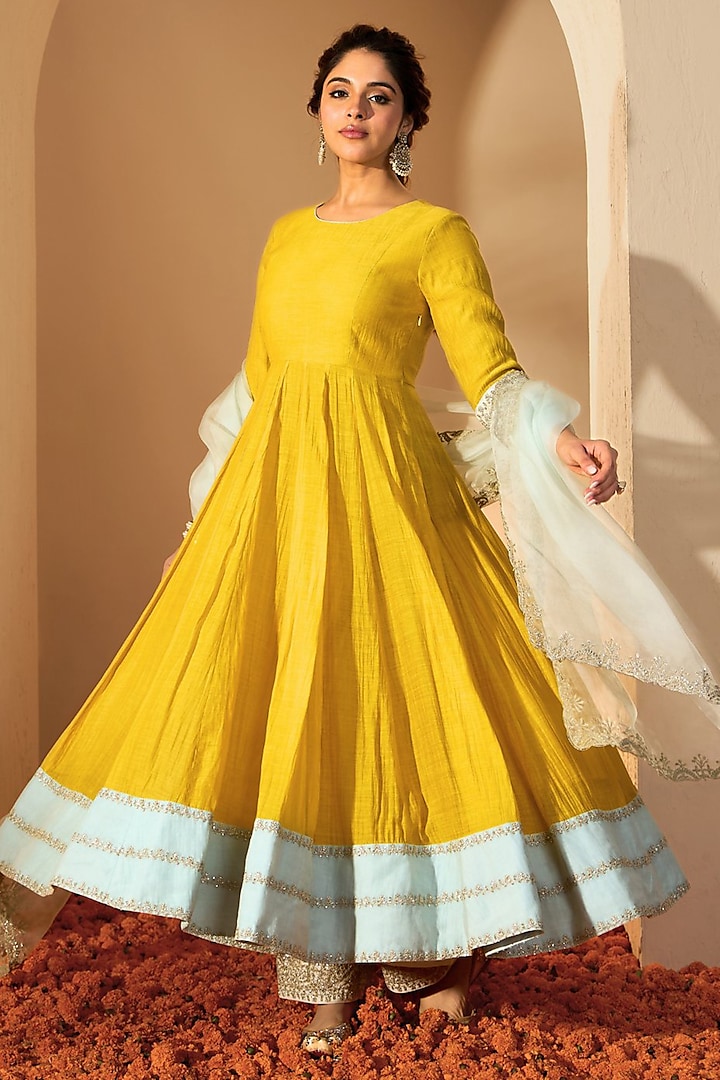 Mustard Yellow Silk Chanderi & Silk Organza Embroidered Anarkali Set by Rooh By Ridhimaa at Pernia's Pop Up Shop