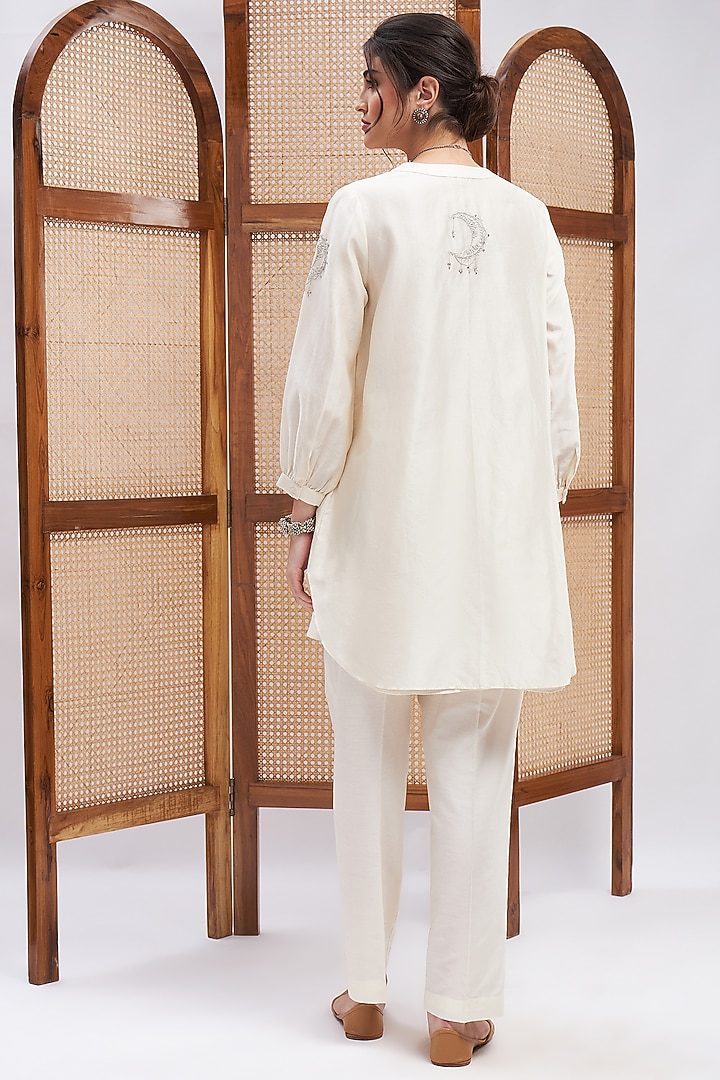 Off-White Pure Silk Chanderi Gold Zari Embroidered Kurta Set by RoohbyRidhimaa at Pernia's Pop Up Shop