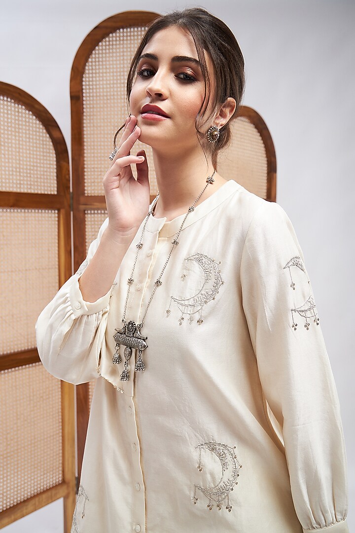 Off-White Pure Silk Chanderi Gold Zari Embroidered Kurta Set by RoohbyRidhimaa at Pernia's Pop Up Shop