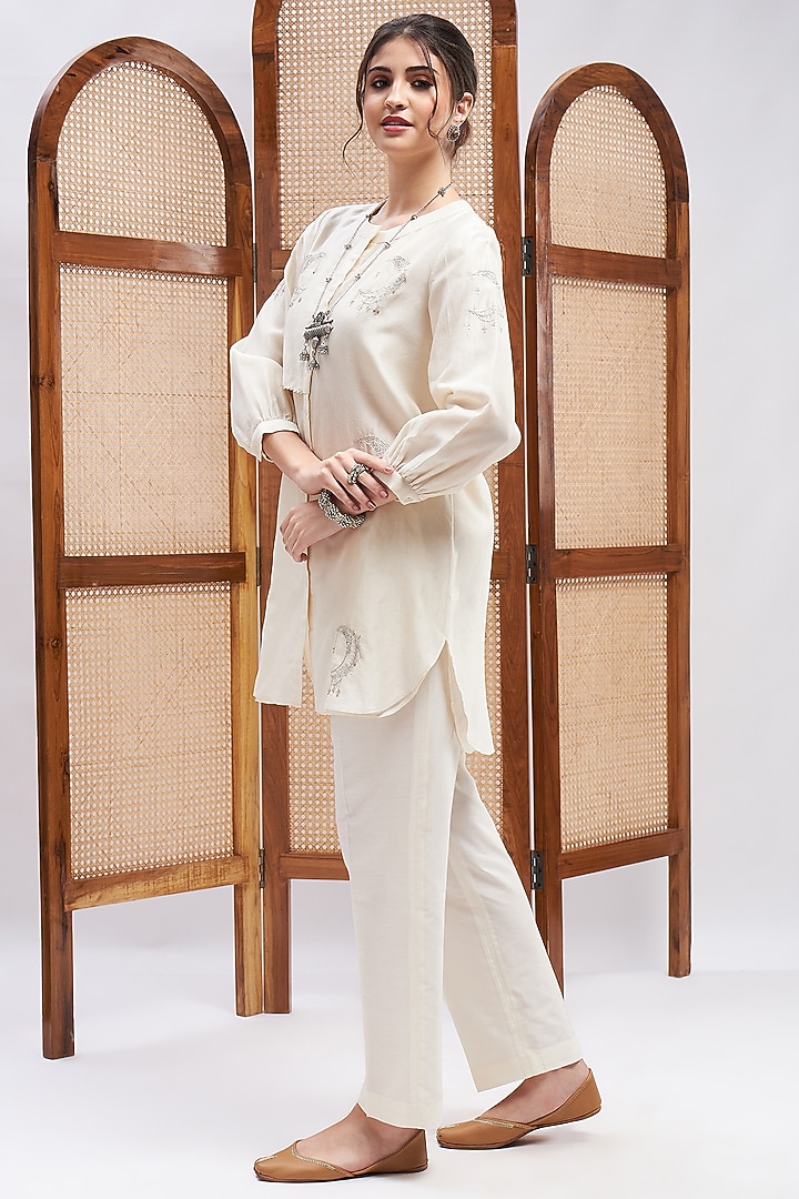 Off-White Pure Silk Chanderi Gold Zari Embroidered Kurta Set by RoohbyRidhimaa at Pernia's Pop Up Shop