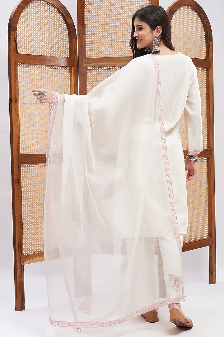 Off-White Silk Chanderi Resham Embroidered Kurta Set by RoohbyRidhimaa at Pernia's Pop Up Shop