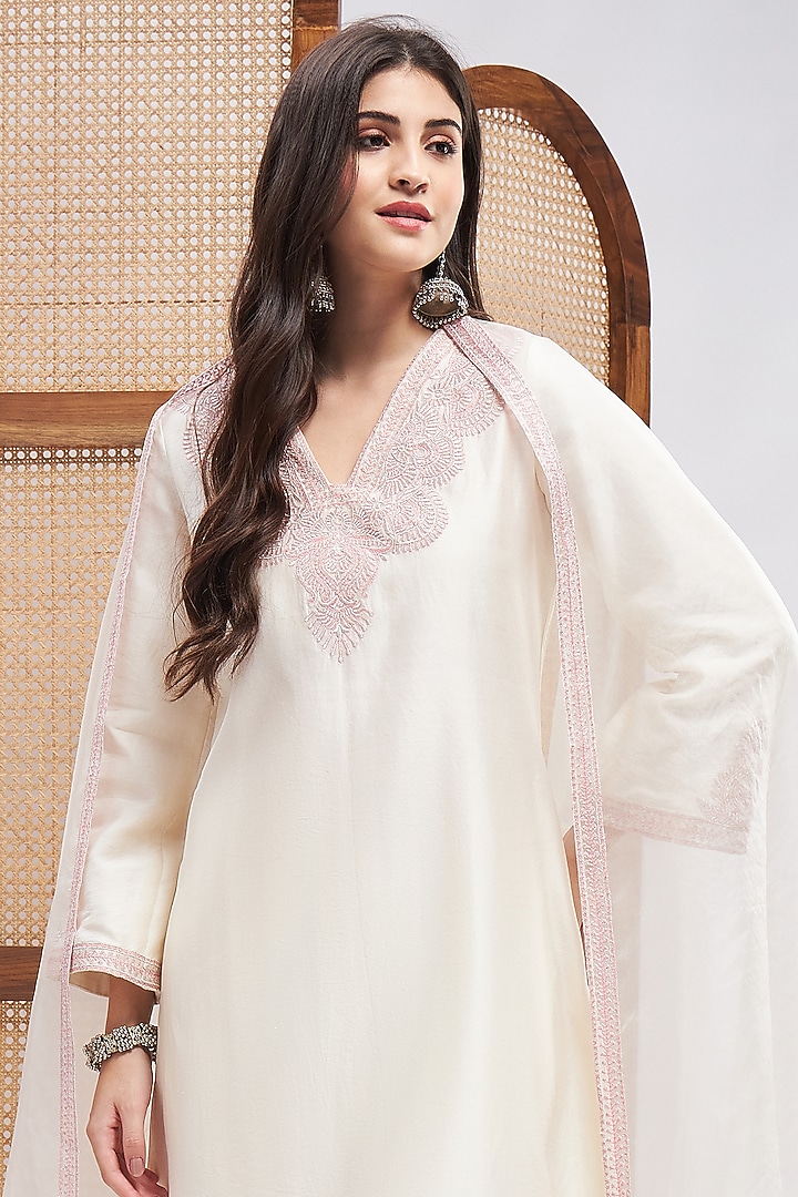Off-White Silk Chanderi Resham Embroidered Kurta Set by RoohbyRidhimaa at Pernia's Pop Up Shop