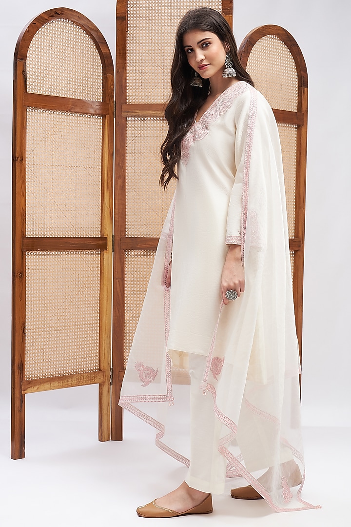 Off-White Silk Chanderi Resham Embroidered Kurta Set by RoohbyRidhimaa at Pernia's Pop Up Shop