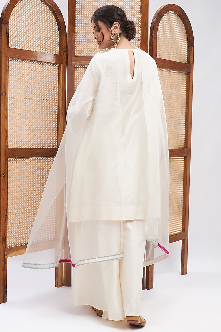 Off-White Silk Chanderi Zari Embroidered Kurta Set by RoohbyRidhimaa at Pernia's Pop Up Shop