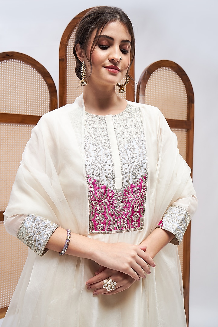 Off-White Silk Chanderi Zari Embroidered Kurta Set by RoohbyRidhimaa at Pernia's Pop Up Shop