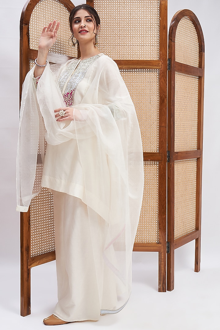 Off-White Silk Chanderi Zari Embroidered Kurta Set by RoohbyRidhimaa at Pernia's Pop Up Shop