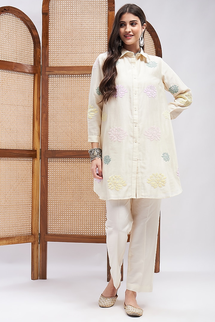 Off-White Silk Chanderi Resham Embroidered Kurta Set by RoohbyRidhimaa at Pernia's Pop Up Shop