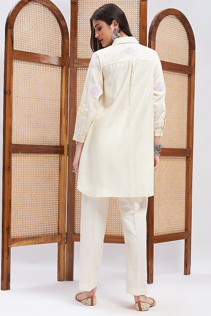 Off-White Silk Chanderi Resham Embroidered Kurta Set by RoohbyRidhimaa at Pernia's Pop Up Shop
