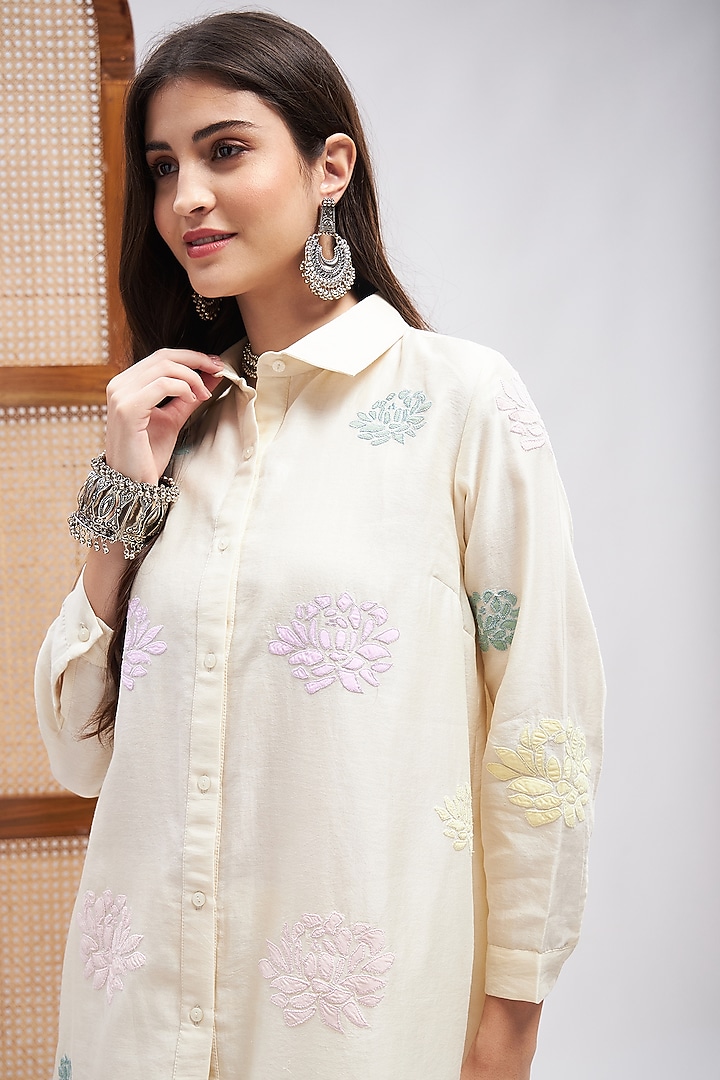 Off-White Silk Chanderi Resham Embroidered Kurta Set by RoohbyRidhimaa at Pernia's Pop Up Shop