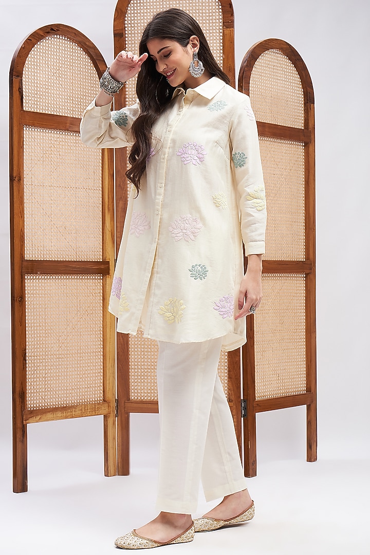 Off-White Silk Chanderi Resham Embroidered Kurta Set by RoohbyRidhimaa at Pernia's Pop Up Shop