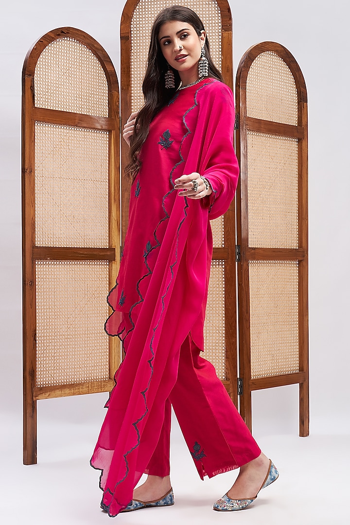 Magenta Silk Chanderi Resham Embroidered Kurta Set by RoohbyRidhimaa at Pernia's Pop Up Shop