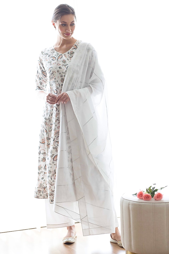 White Cotton Printed & Gota Embroidered Kurta Set by RoohbyRidhimaa at Pernia's Pop Up Shop