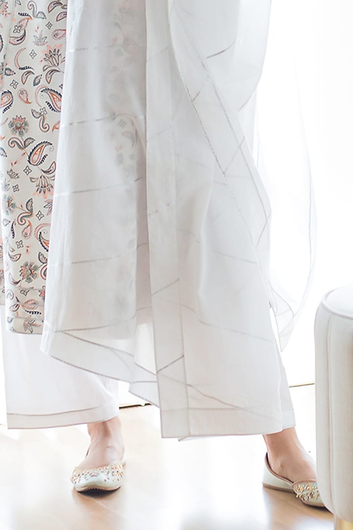White Cotton Printed & Gota Embroidered Kurta Set by RoohbyRidhimaa at Pernia's Pop Up Shop