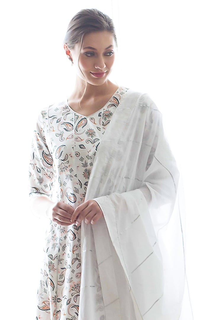 White Cotton Printed & Gota Embroidered Kurta Set by RoohbyRidhimaa at Pernia's Pop Up Shop