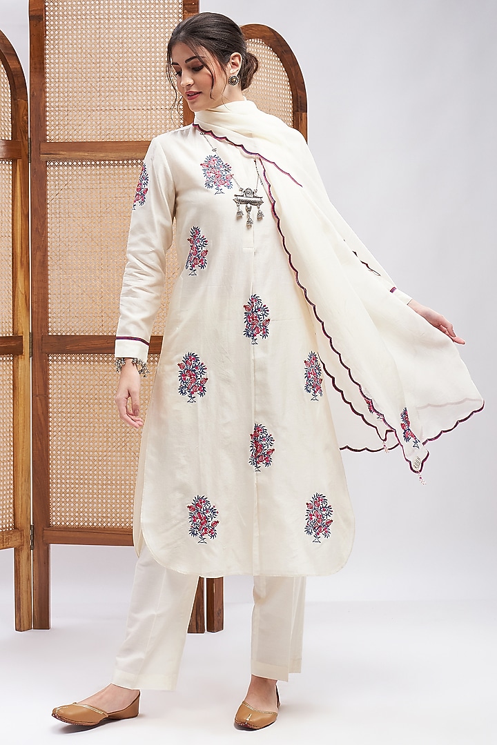 Off-White Silk Chanderi Resham Embroidered Kurta Set by RoohbyRidhimaa at Pernia's Pop Up Shop