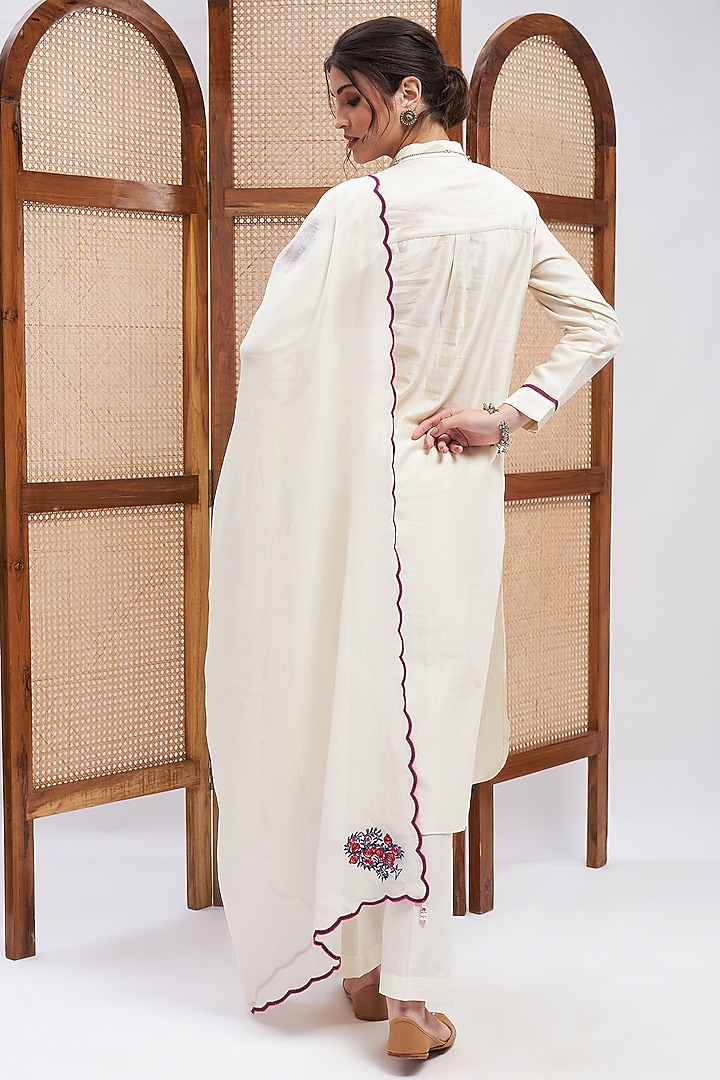 Off-White Silk Chanderi Resham Embroidered Kurta Set by RoohbyRidhimaa at Pernia's Pop Up Shop