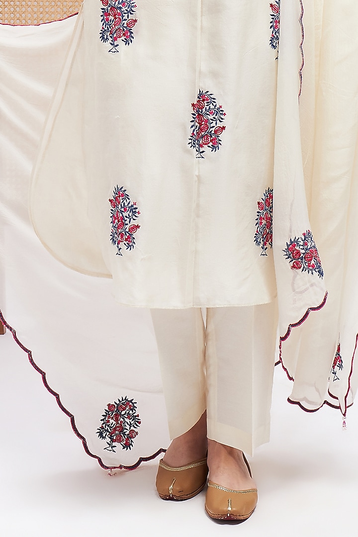 Off-White Silk Chanderi Resham Embroidered Kurta Set by RoohbyRidhimaa at Pernia's Pop Up Shop