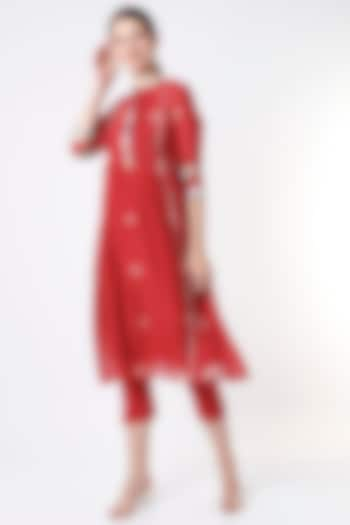 Fiery Red Bandhej Printed Pleated Kurta Set by Rosette at Pernia's Pop Up Shop