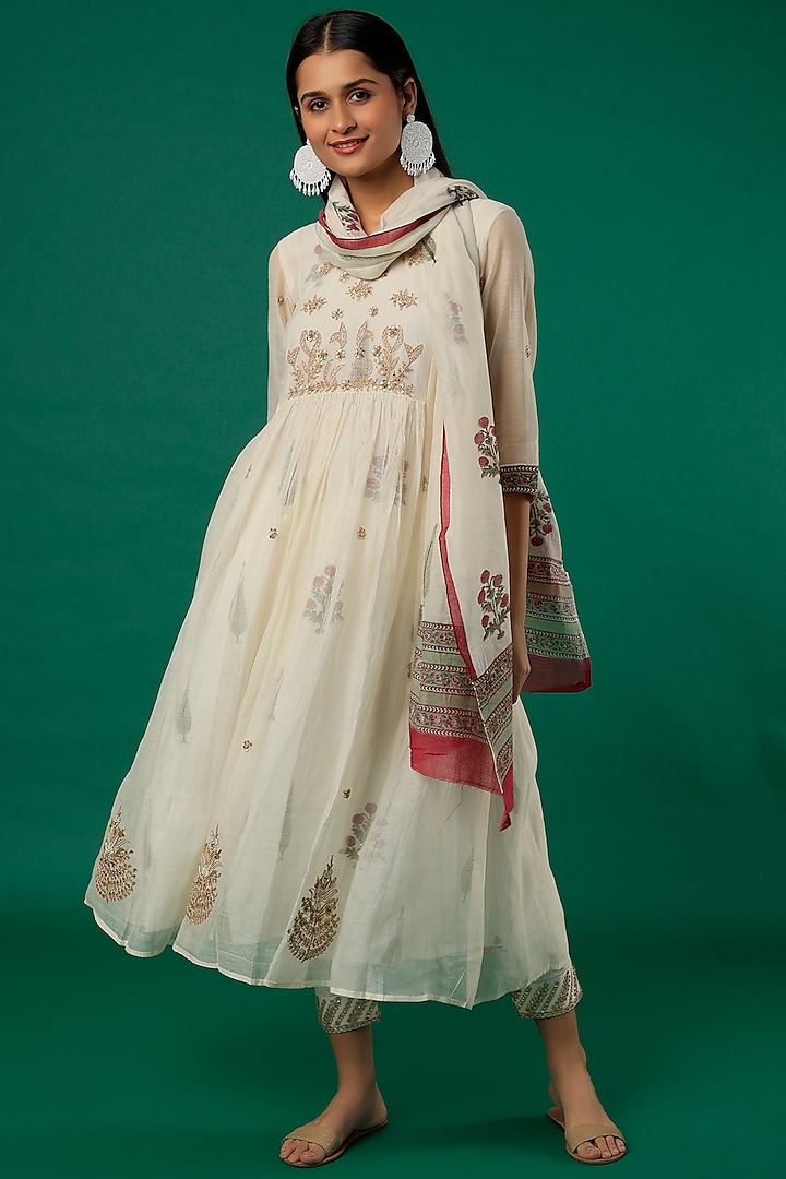 Ivory Embroidered Kurta Set by Rosette at Pernia's Pop Up Shop