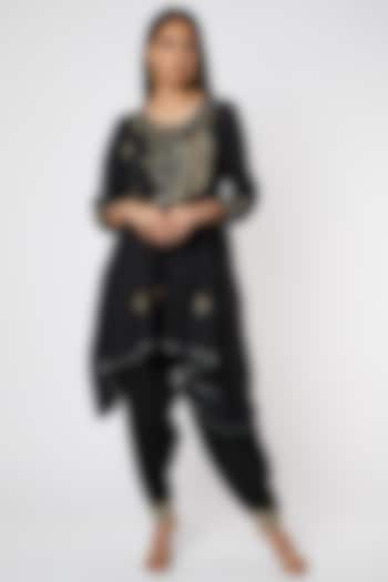 Black Embroidered Asymmetrical Kurta by Rose Tree at Pernia's Pop Up Shop