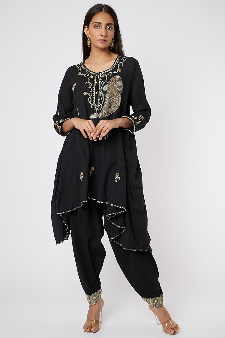 Black Embroidered Asymmetrical Kurta by Rose Tree at Pernia's Pop Up Shop