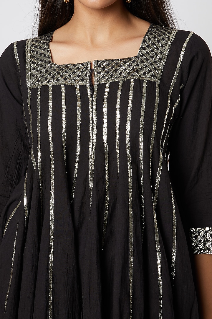 Black Embroidered Kurta by Rose Tree at Pernia's Pop Up Shop