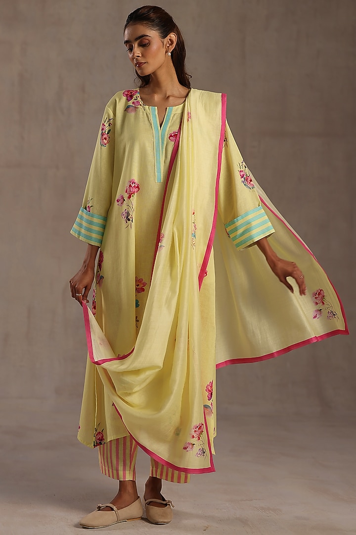 Yellow Chanderi Floral Printed Stole by Roza Pret at Pernia's Pop Up Shop