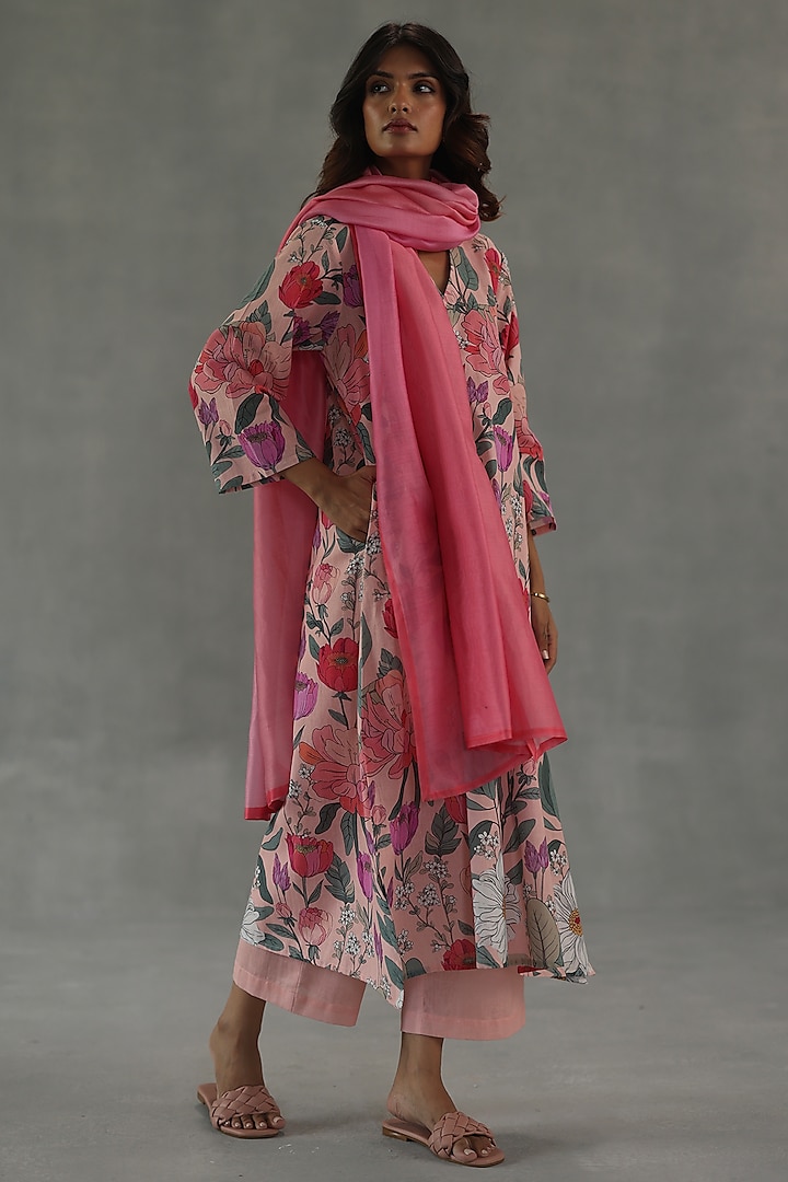 Pink Feather Linen Floral Printed Kurta Set by Roza Pret at Pernia's Pop Up Shop