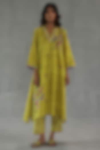 Yellow Feather Linen Watercolor Floral Printed Kurta Set by Roza Pret at Pernia's Pop Up Shop